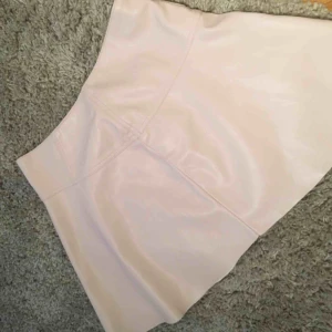  - ljusrosa ”skinn”/”läder” kjol aldrig använd, köparen står för eventuell frakt😊