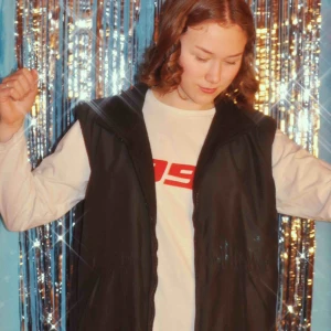  - Helt utan några märken. Bara en grymt fin svart väst! Lång är det också. Utan några märken som stör 💖🥺 50kr i frakt!