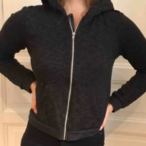  - Grå fin luvtröja 