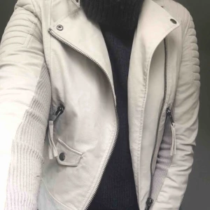  - ljusgrå ”läder” jacka, i bra skick, köparen står för eventuell frakt😊