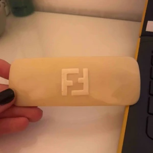  - Säljer denna fina hår accessoar ifrån Fendi💕💕💕 kan gå ner i pris i snabb affär