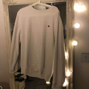  - Säljer denna ashärliga sweatshirten ifrån champion, passar storlek xl men om man vill ha den oversize passar den de allra flesta💕