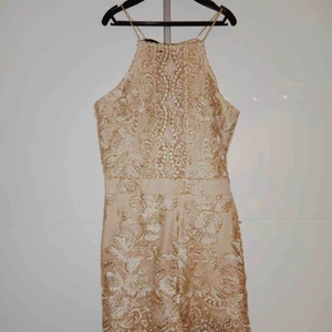  - Ljusrosa playsuit med guldiga detaljer, dragkedja bakom. Använd en gång🌸 Beställd online från prettylittlething för ett bra tag sedan. 