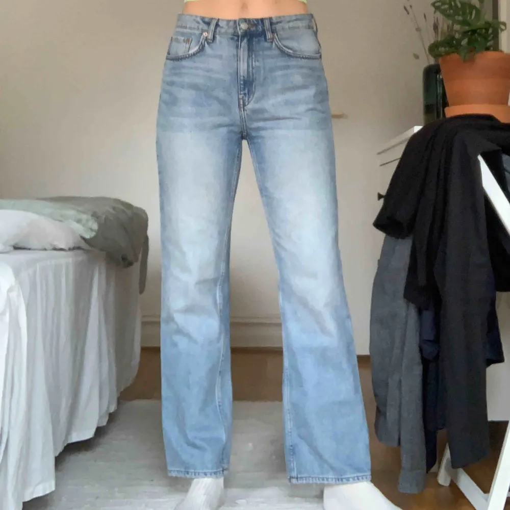 Jättefina jeans i modellen Voyage från Weekday. Använda några få gånger. Möts upp i Malmö eller skickas mot frakt 🌹 OBS katt finns i hemmet. . Jeans & Byxor.