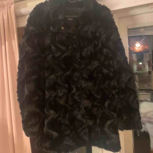  - Svart pälsväst i den lite längre modellen ifrån vero Moda. Använd ca 3 gånger så i väldigt bra skick!! 