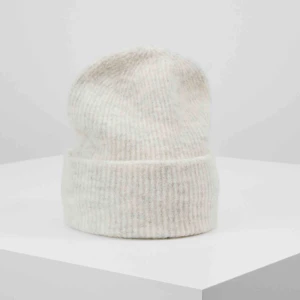 mössor - Intressekoll!! På båda dessa sjukt mysiga o fina mössor från Samsoe Samsoe,SLUTSÅLDA !Knappt använda så helt i nyskick. Nypris för en var 400kr. Buda gärna!!