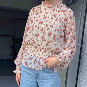  - Blommig söt blus  Aldrig använd 