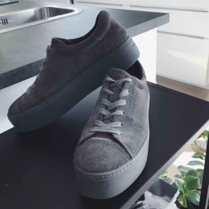  - Gråa Vagabond-sneakers i mocka! Bra skick. Nypris 1000 kr  Kom gärna med egna prisförslag ❤️!! 