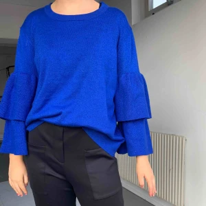  - Blå stickad tröja som glittrar  Använd ett fåtal gånger så i mycket bra skick!  St. M   Köparen står för frakten om inte köparen kan mötas i Göteborg!