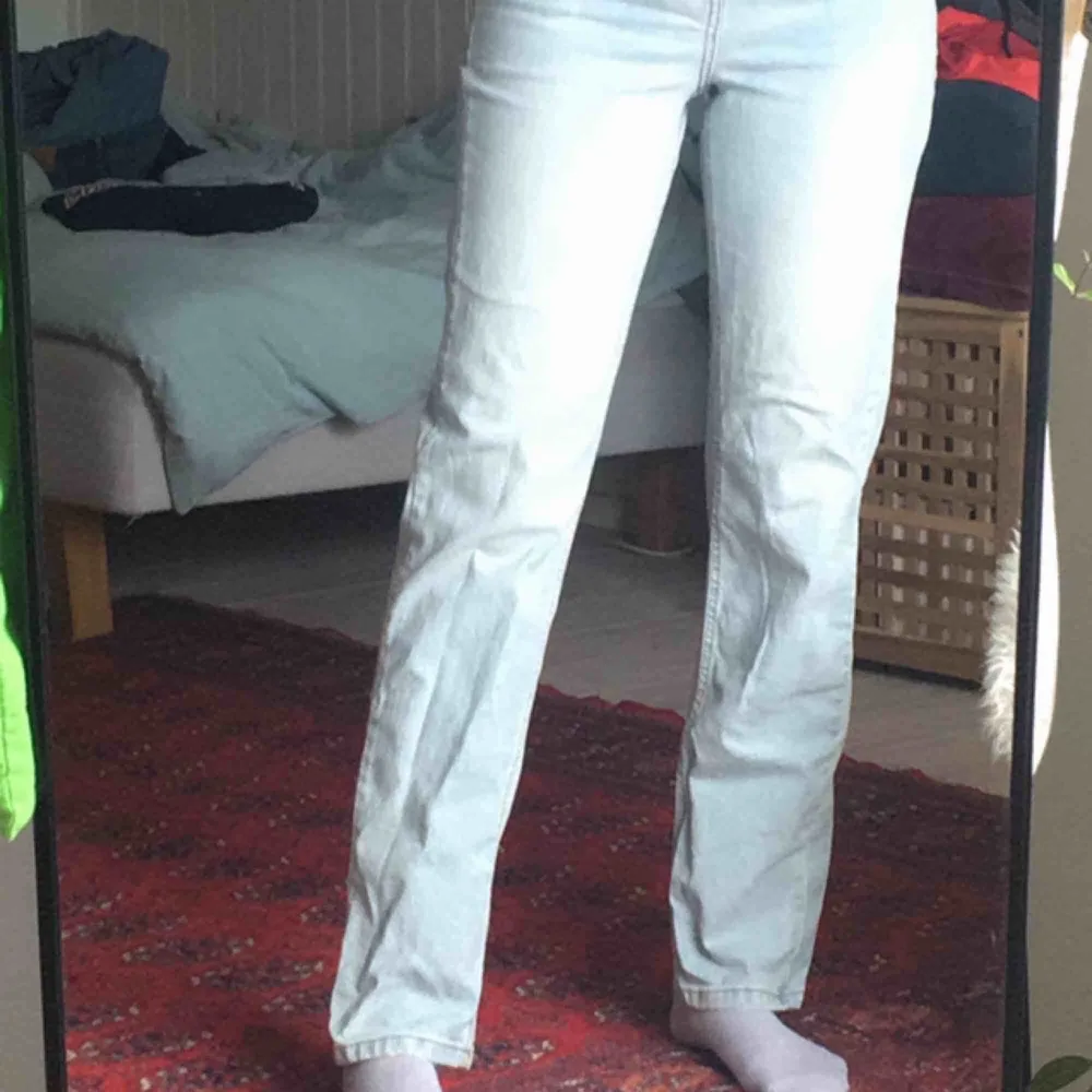 Supersnygga raka byxor som går ned till marken, jag är 175cm lång och dessa är perfekt längd för mig. Ljus jeanstvätt som passar perfekt till våren🤍🦋 kan skicka på posten eller mötas i Karlstad!!. Jeans & Byxor.