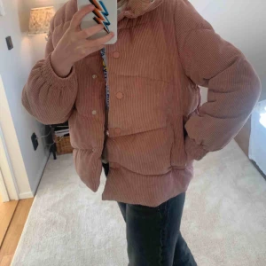  - Superfin puffer jacket ifrån Zara i manchester. Den är i barnstorlek men passar mig som är en xs/s. Nypris 400kr. Använd en gång. Tycker bilden inte gör rättvisa mycket mer rosa i verkligheten!