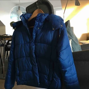  - Jag säljer den här fina blåa jackan från monki, absolut inget fel på den bara att den inte riktigt kommer till användning då jag har ganska många jackor! Köpte jackan från en annan tjej här på plick och det är hennes bilder!