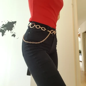 Trendigt bälte från BikBok - Jag säljer mitt superfina bälte från bikbok då det är för stort för mig. Det är trendigt, coolt och passar till allt! Aldig använt utan bara testat. Frakten är inräknad i priset:)