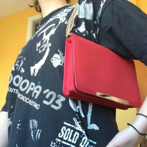  - Super snygg röd väska med en guldig kedja. Köpt på Lindex för ett par år sedan för 350kr, men endast använd tre gånger då den inte är riktigt min stil. 