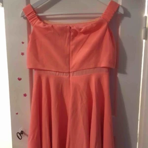  - En helt oanvänd klänning i storlek 38. Säljes då den är för stor för mig och aldrig kommer att komma till användning.   • Köparen står för frakt!