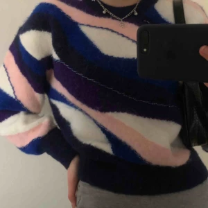  - En fin mönstrad tröja med pärlor ifrån & other stories.  Använd 1-2 gånger alltså är den som ny.  Nypris: 700kr. Mitt pris: 350kr