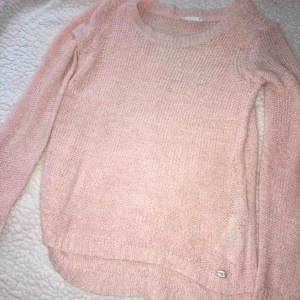  - Stickad Tröja från ONLY i storlek SMALL. Använd 1 gång.  • Köparen står för frakt!