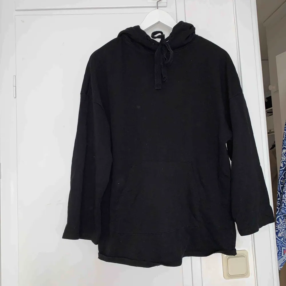 Jätteskön basic svart hoodie från pull&bear, det står strl 26 o den är som en S, ärmarna är lite kortare än vanliga samt en aning vida köpare står för frakt💞 (säljer även byxorna). Hoodies.