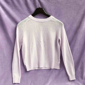  - Basic vit stickad tröja. Små slitsar på vardera sida längst ner 🦋