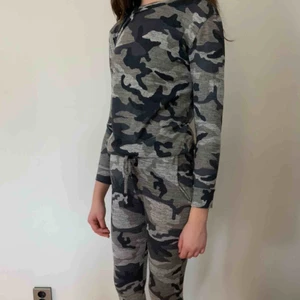  - Finaste mjukissetet från madlady. Både byxorna och tröjan är i storleken Xs och säljs tillsammans för 100kr. Köparen står för frakten men kan mötas upp i Helsingborg.