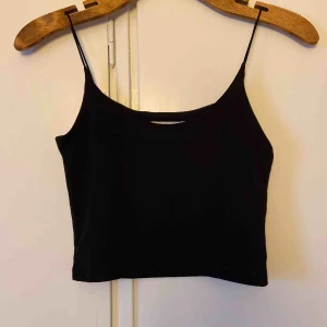  - Topp från chiquelle. Passar bra under meshtopp men såklart även till annat  Högsta bud ligger på 120kr inklusive frakt