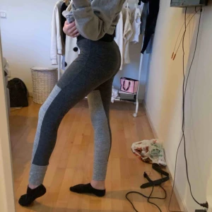 Adidas byxor - Snygga och jättesköna byxor från Adidas i bra kvalité, aldrig använda. Står inte storlek men passar mig som har xs/s. Möts upp i Helsingborg eller fraktar. 