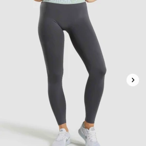  - Säljer mina Gymshark FIT leggings, köpta för 400kr & knappt använda. Säljer pga för tajta vid lår/underliv, jag är 162 & de sitter bra vid längden. Lågmidjade men kan komma högre upp. Köparen står för frakten vilket 50kr💛💛