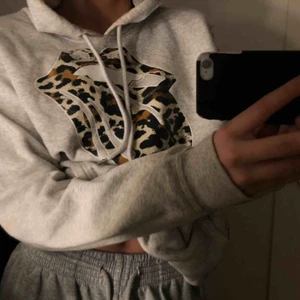  - Mysig hoodie, sparsamt använd, lite liten i storleken så sitter även fint på S/XS💕