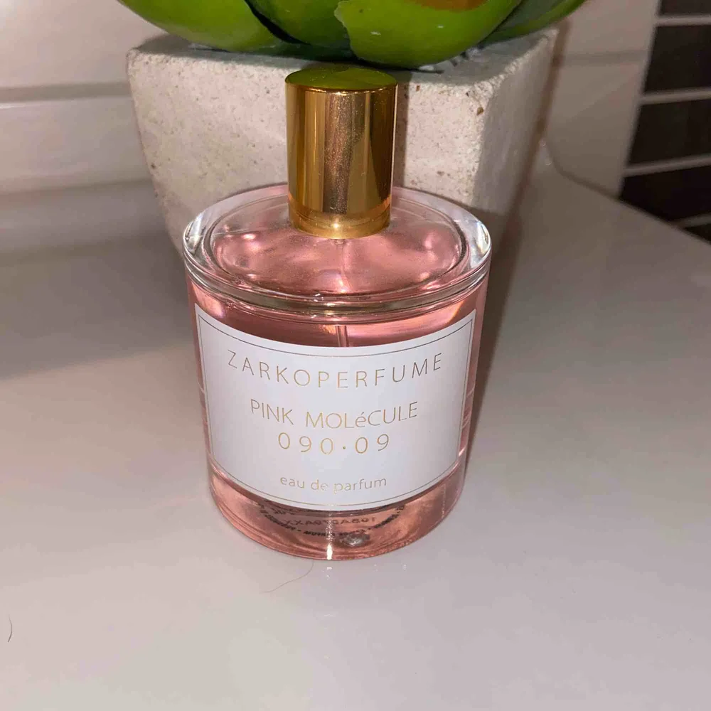Zarkoperfumes underbara Pink Molecule. Doftar sött, blommigt och fräscht. Tyvärr ej kommit till användning någongång. Ord pris: 1100kr.  Köpare står för frakt. . Accessoarer.