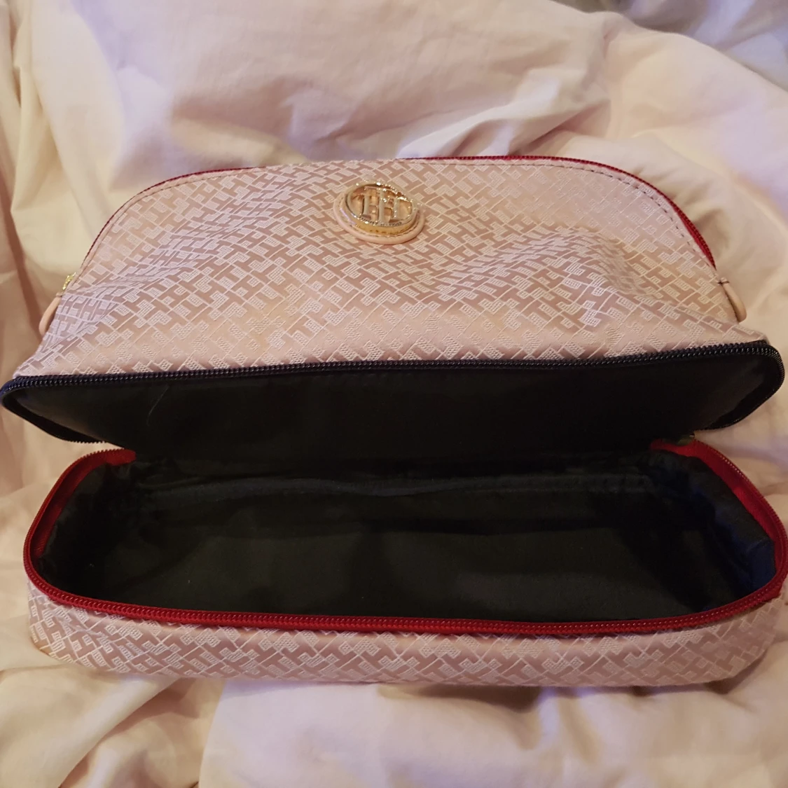 Tommy Hilfiger necessär   - 91