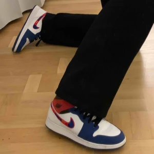 - Säljer nu dessa trendiga Air Jordan 1 i då de inte riktigt va min stil tyvärr. Inte använda mer än 5 ggr så är i princip nyskick!! ⚡️ köparen står för frakten, skickas i originalbox. Högsta bud är nu 1600kr!!
