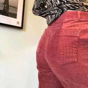  - Manchesterbyxor i rosa. Säljer då de inte kommer till användning 