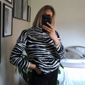  - Zebramönstrad stickad tröja, använd en gång! Köpare står för frakt. 
