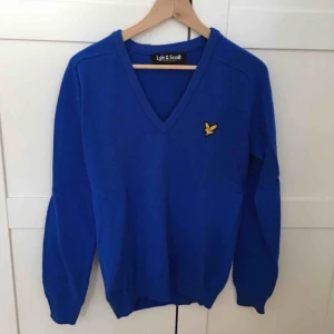  - Herrtröja i kornblå från Lyle & Scott Storlek M Den är i väldigt bra skick