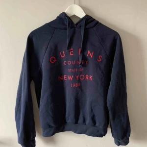  - Superfin marinblå hoodie från Gina Tricot. Är välanvänd men fortfarande i bra skick, säljer den då den tyvärr är för liten för mig. :(  Möts upp i Stockholm. Men annars skickar jag på posten, frakten är ej inkluderad i priset. 📮☺️