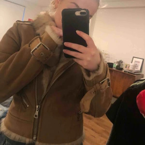  - Säljer denna mysiga beiga höst/vinter/vår jackan från Zara! Den har fusk päls inuti och är i mocka imitation. Använd 1 gång. Säljer pga lite användning.  Nu står för frakten själva