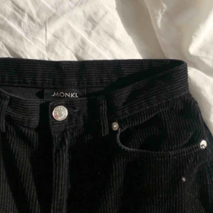  - Jättesnygga utsvängda Manchester jeans från monki.   Ifall du vill ha mera information eller bilder så kan du bara kontakta mig ❤️ Jag möts upp i Stockholm, helst slussen. Jag skulle kunna posta men undviker helst det (köparen står för frakt). 