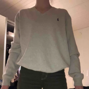  - Säljer denna trendiga och mysiga tröja från Ralph Lauren. Supermysigt material. Köparen står för frakten. 