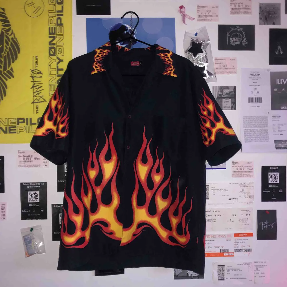 en asball mörkblå skjorta med eldflammor. köpt för ett tag sen på Plick men är fortfarande i ett otroligt bra skick! kan frakta eller mötas upp i Knivsta. Skjortor.