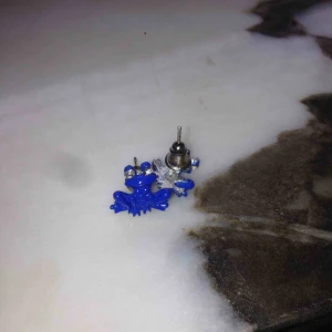  - Fina blåa örhängen i form av två grodor. Kristaller till ögon.