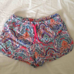  - Luftiga shorts till sommaren. Färgglada och passar perfekt till en enkel vit topp eller ett linne. Sköna. 