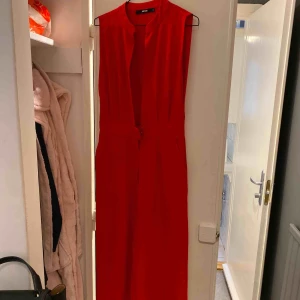  - Snygg byxdress använd en gång. Sitter superskönt på. Byxorna slutar vid smalbenen. Köparen står för frakten 🤗