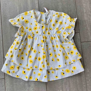  - Supergullig blommig blus med blåvit randig botten, ganska liten i storleken då den inte har någon stretch. Går ungefär till höftbenen, så mellankort modell. använd max 3 gånger, frakt tillkommer