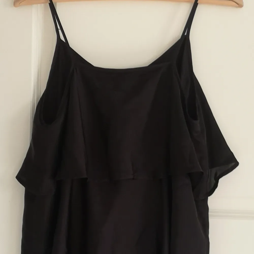 Super snygg svart kort klänning, använd två gånger. . Klänningar.