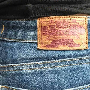  - Ett par skitsnygga lågmidjade Crocker jeans! Har en slitning som visas i tredje bilden men annars i fint skick! Möts upp i Stockholm eller frakt men den står köparen för💞