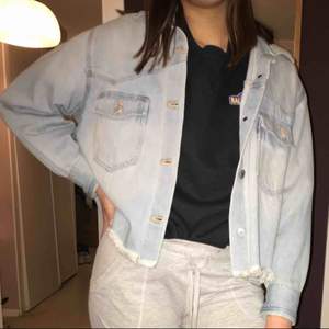 En väldigt fin levi’s jeans jacka, det är i storlek xs men den är oversized så passar även S beroende på hur man vill att den ska sitta köparen står för frakt😊