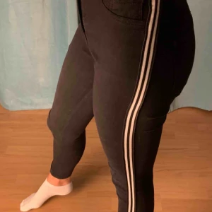 - Svarta jeans med rand på sidorna🖤 