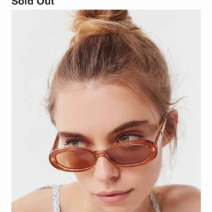  - Trendiga solglasögon ifrån Le specs ✨ Nypris 550kr ✨