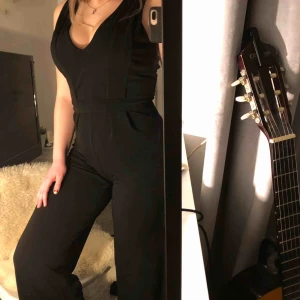  - Superfestlig helsvart jumpsuit som knappt är använd! Finns ej kvar i bikboks sortiment, men har för mig att den kostade ca 600kr!!  Skulle säg att den passar en S/M, möjligtvis xs beroende på hur man vill att den ska sitta☺️