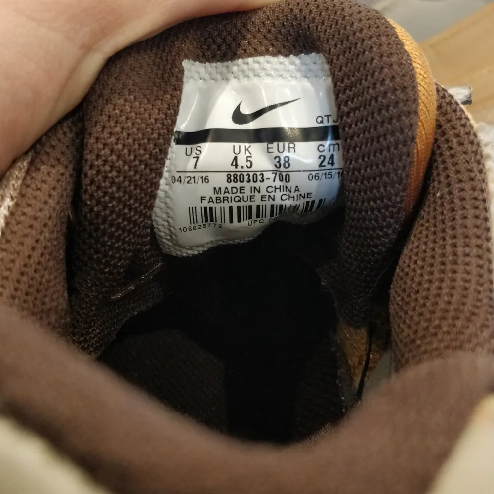 Nike air max 95 winterized. Repa på sidan men annars bra kondition, storlek 38 men lite liten i storleken så hellre storlek 37, låda finns. (Köptes för 800 kr) (frakt ingår). Skor.